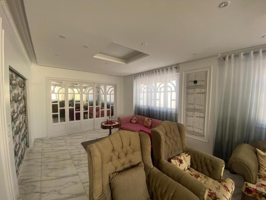 Posezení v ubytování Luxurious apartment in Loran Alexandria 250m2