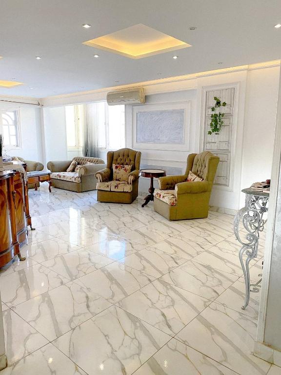 Posezení v ubytování Luxurious apartment in Loran Alexandria 250m2