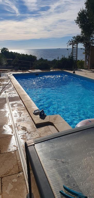 une grande piscine bleue avec vue sur l'océan dans l'établissement Séjour détente pour toute la famille, à Martigues