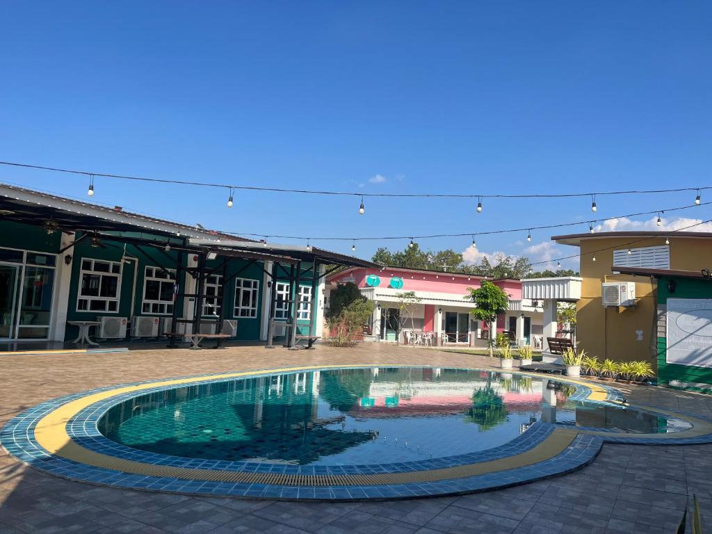 une grande piscine devant un immeuble dans l'établissement U-Thong Garden Resort, à Ban Na Kaum Tai