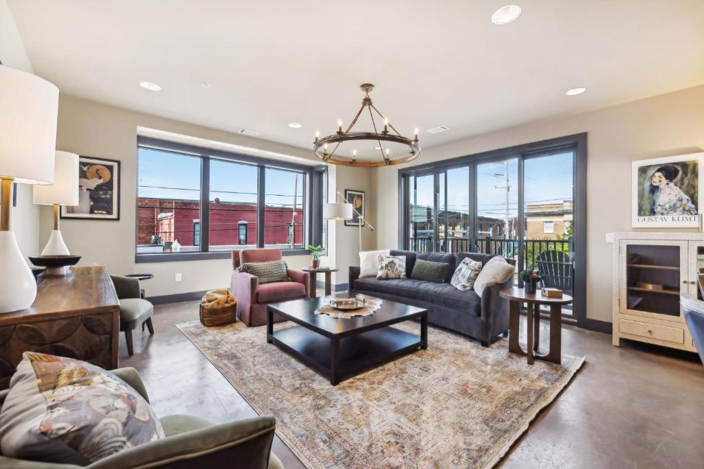 Khu vực ghế ngồi tại 204 East Main - Suite 201