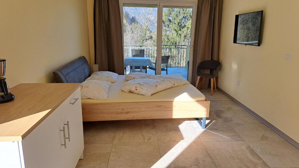 A bed or beds in a room at Ferienwohnungen Niederhof