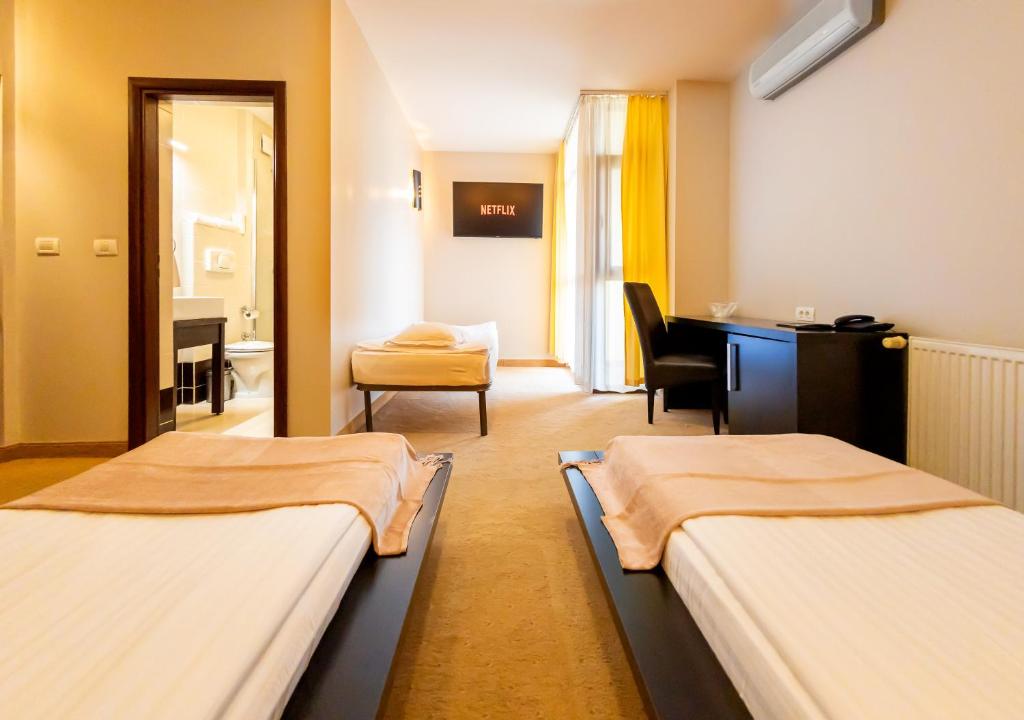 Hotel Maxim - Chambre Double Avec Lit Supplémentaire