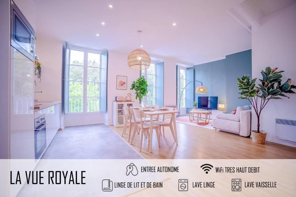 une cuisine et un salon avec une table et des chaises dans l'établissement La Vue Royale - Face au château - WiFi - 4 personnes, à Pau