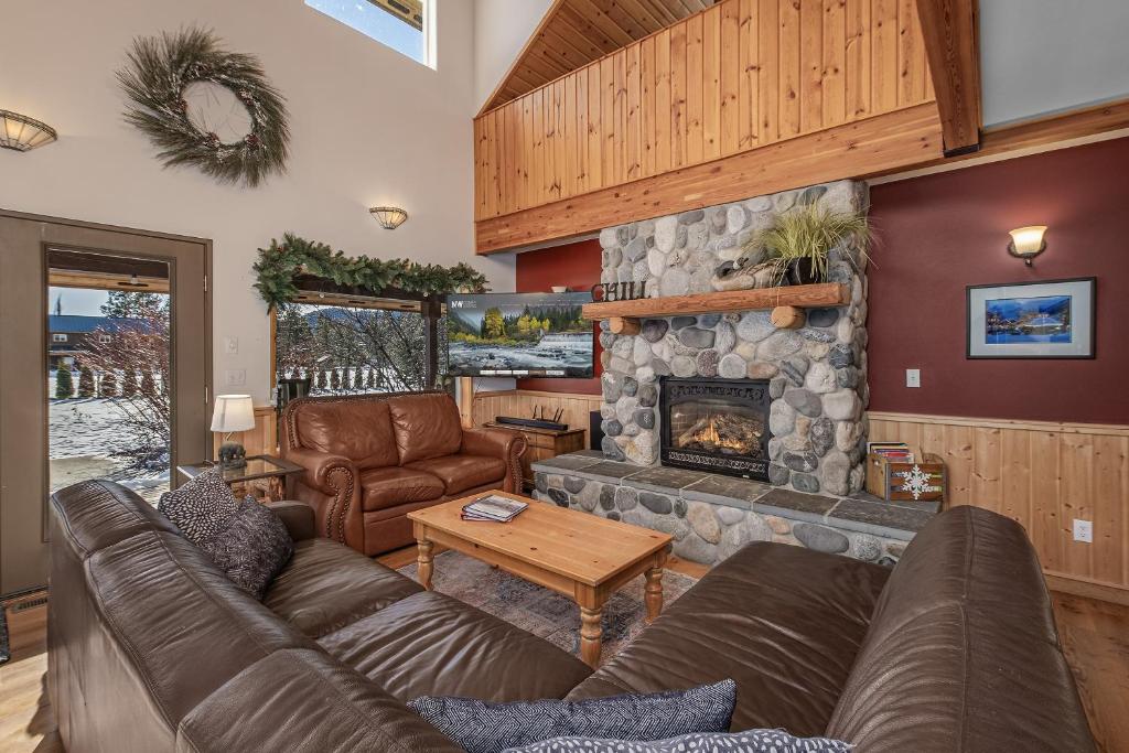 Χώρος καθιστικού στο Alpine Acres Lodge by NW Comfy Cabins