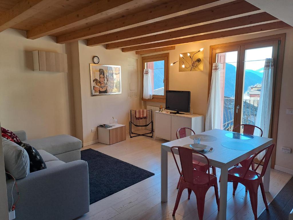 un soggiorno con un tavolo e un divano di La Casa di Allegra a Vione