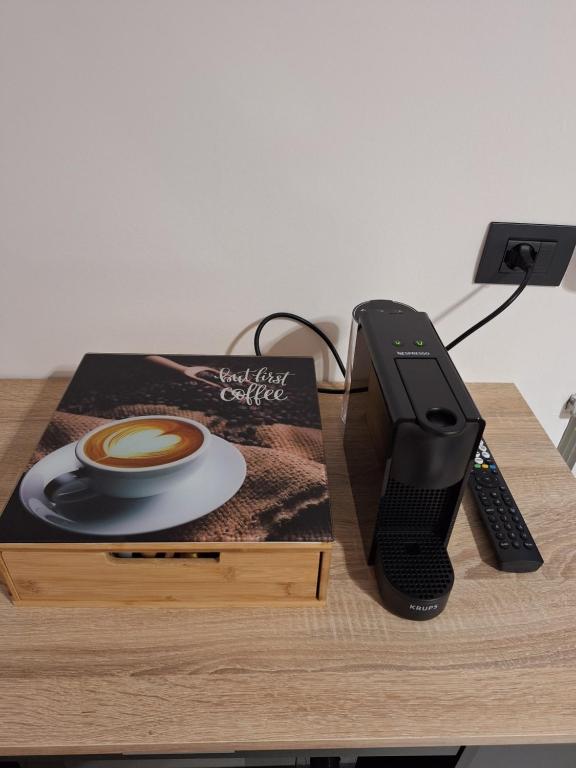 Příslušenství pro přípravu čaje a kávy v ubytování The One Malpensa Rooms