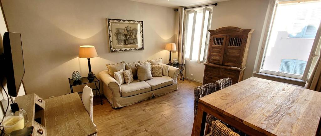 un salon avec un canapé et une table dans l'établissement Beautiful T2 close to the beach, à Saint-Tropez