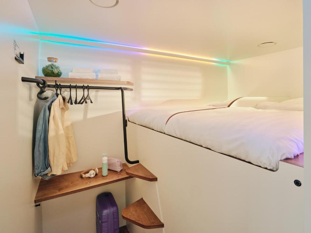 
Twin Hub with shared bathroom
