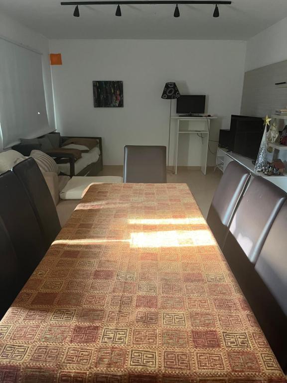 un soggiorno con un grande tavolo e un divano di Los espinillos a Mendiolaza