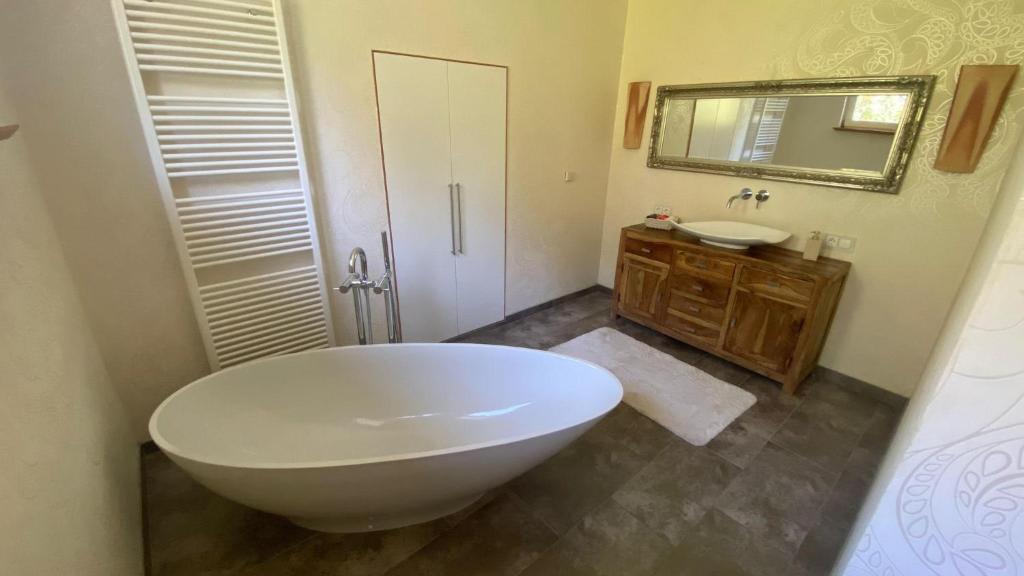 Et badeværelse på Klimaanlage, 5 Sterne Bahnhoftraum, 200qm Appartement "Waldzauber", 1200qm Garten, QR Code scannen für virtuellen Rundgang, Premium Ausstattung