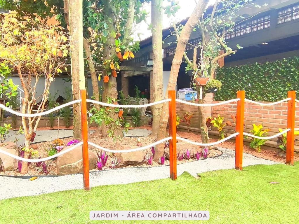 a garden with a net in the grass at Castelinho Solemar - Apart Premium a Passos da Praia in Praia Grande