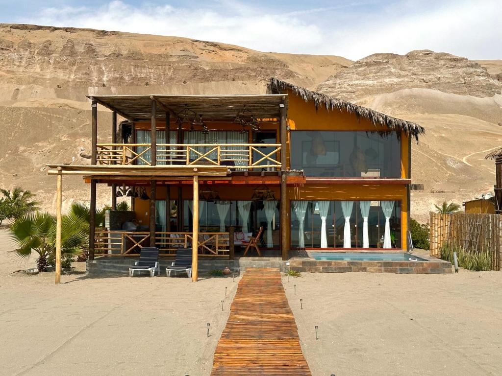 una casa en medio del desierto en Refugio del Mar Wakama, en San Vicente de Cañete