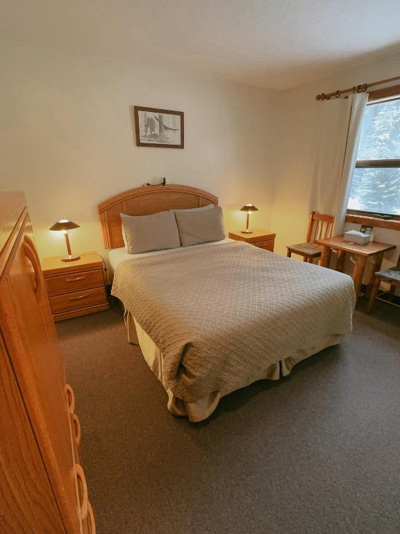 Postel nebo postele na pokoji v ubytování Alpine Meadows Lodge