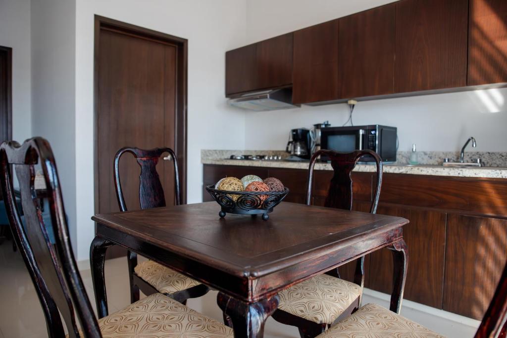 マサトランにある2br/2ba Condo 1 block to ocean! - Unit 7のキッチン(木製テーブル、フルーツボウル付)