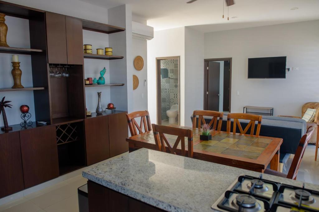 マサトランにある2br/2ba Condo 1 block to ocean! - Unit 6のテーブルと椅子のあるキッチンとリビングルーム