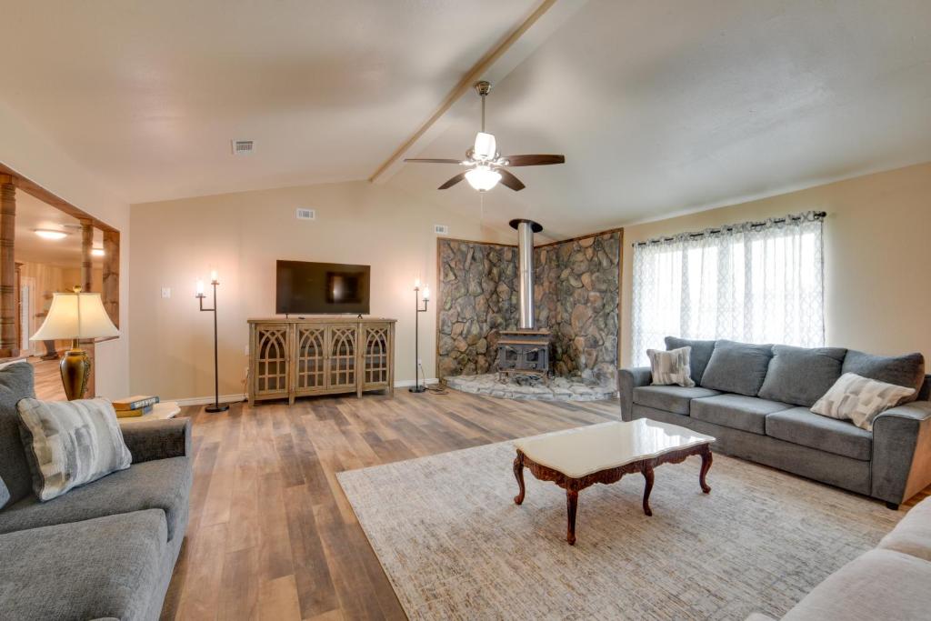 Televisyen dan/atau pusat hiburan di 3 Mi to Lake Charles Family Home in Louisiana!