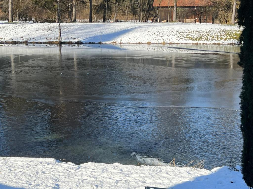 Haus am Fischteich v zimě