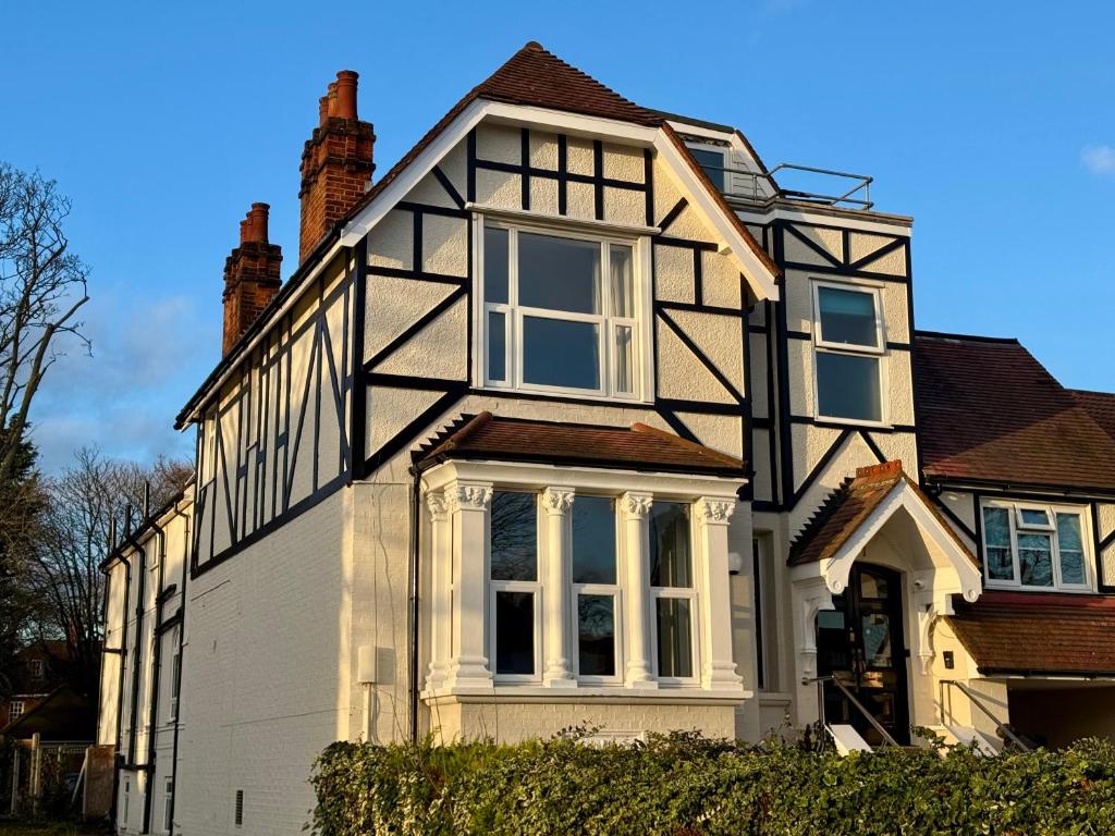 ラムフォードにあるGidea Park Hotelの白黒の家
