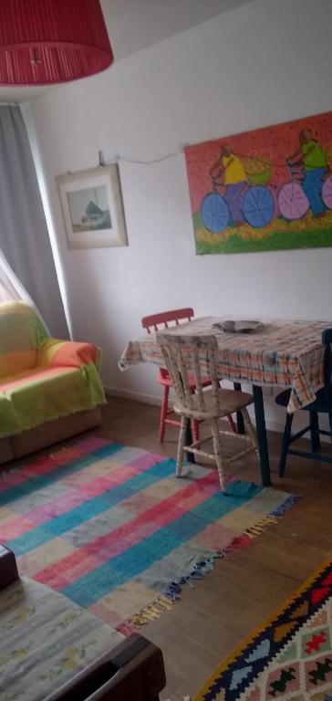 a living room with a table and a rug at Apto com charme conforto vista e completo in Florianópolis