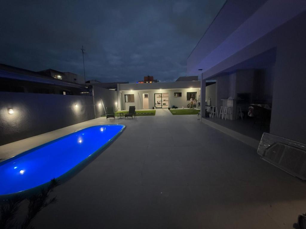Bazén v ubytování Casa próximo à Praia com piscina nebo v jeho okolí