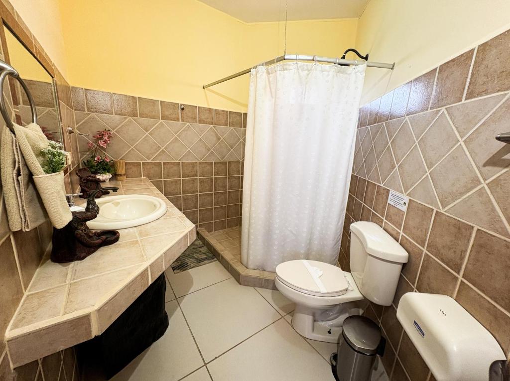 Koupelna v ubytování Hotel Orocay Lodge