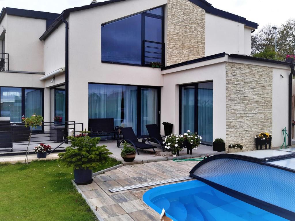 Bazén v ubytování Holiday home in Prague with pool nebo v jeho okolí