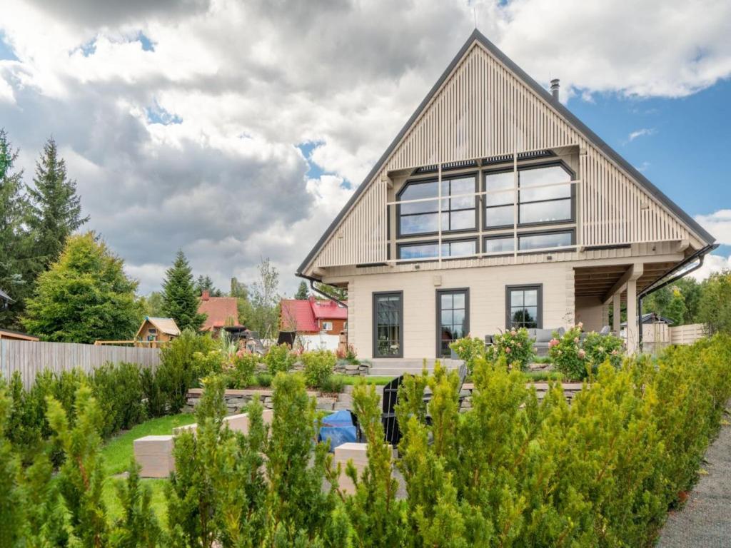 uma casa com um telhado de gambrel em Villa in Abertamy near Klinovec Ski Resort em Abertamy