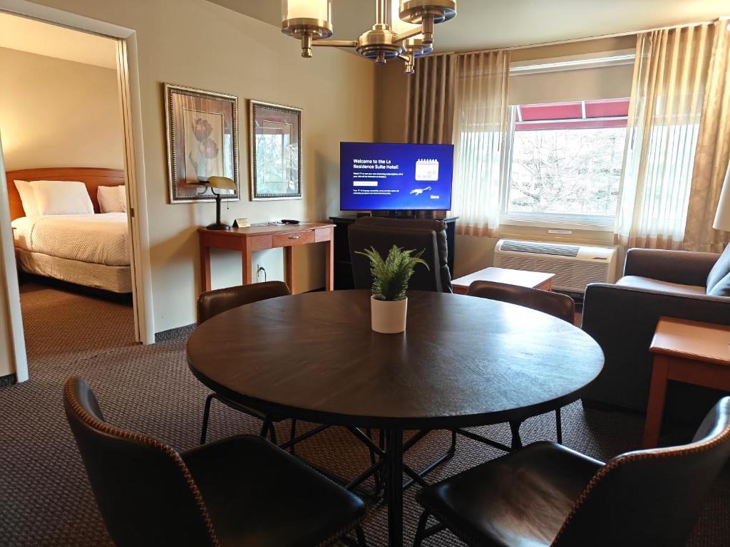 TV a/nebo společenská místnost v ubytování La Residence Suite Hotel