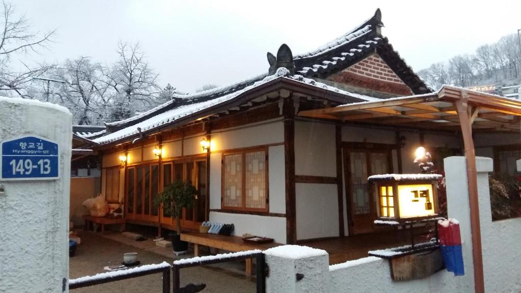 un pequeño edificio con un cartel delante en Greem Guesthouse, en Jeonju