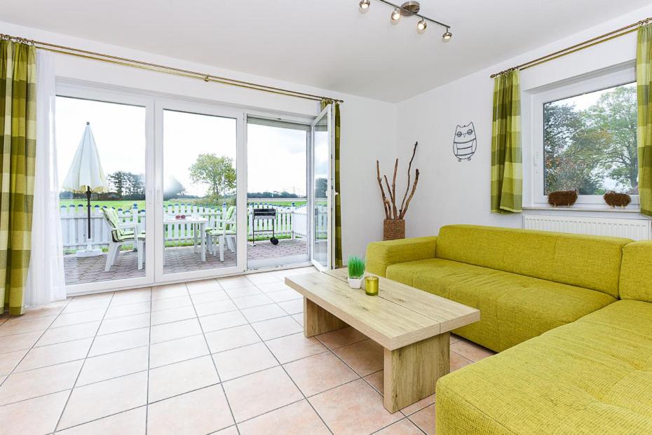 Χώρος καθιστικού στο Ferienwohnung Muschel 1 mit Terrasse und Garten, Bensersiel