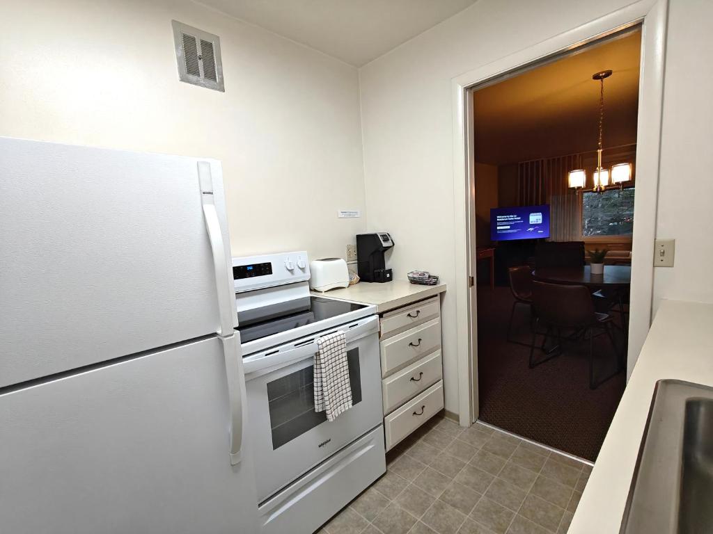 Kuchyň nebo kuchyňský kout v ubytování La Residence Suite Hotel