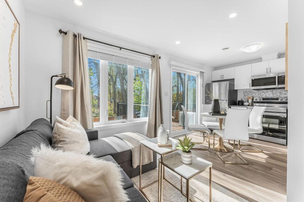 Kuchyň nebo kuchyňský kout v ubytování BRAND NEW and Stylish 2BR Suite With Sofa Bed, Located 7 Mins From Niagara Falls and can Sleep 6 Guests