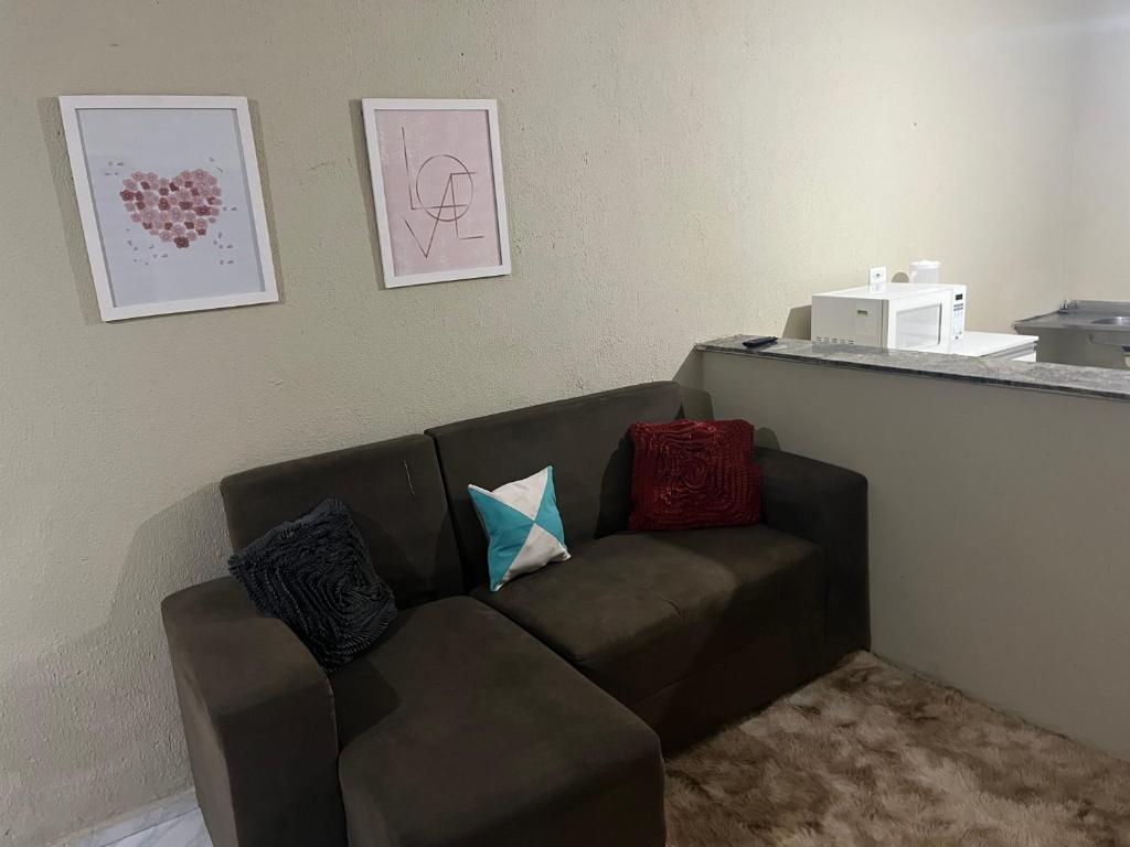 a couch with pillows on it in a living room at Meu mini espaço in Juazeiro do Norte