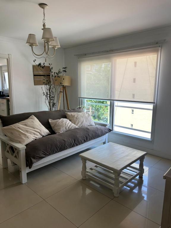 Ένα ή περισσότερα κρεβάτια σε δωμάτιο στο Departamento 3 amb zona Güemes con cochera cubierta