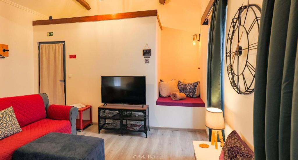 TV a/nebo společenská místnost v ubytování Vila Arrifes Guesthouse Upstairs