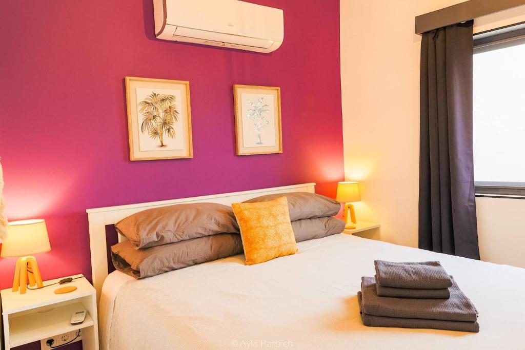 Postel nebo postele na pokoji v ubytování Vila Arrifes Guesthouse Upstairs