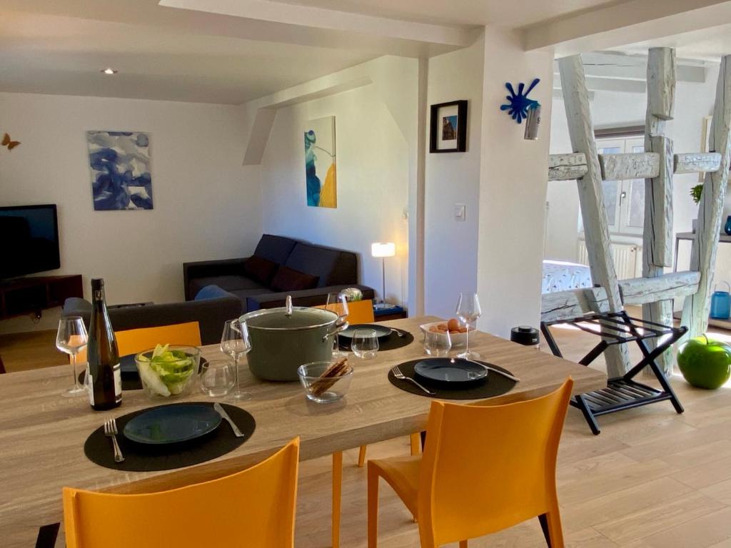 Posezení v ubytování DUPLEX Le 12 - Appartement avec terrasse dans le vignoble - 5 mn du centre de Colmar