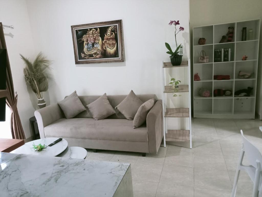 una sala de estar con un sofá y una mesa en Wihmo Villa Bali, en Nusa Dua