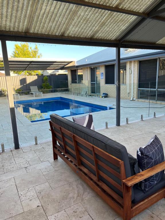 Fotografie z fotogalerie ubytování Parkside Pool Home in Aubin Grove v destinaci Banjupp Station