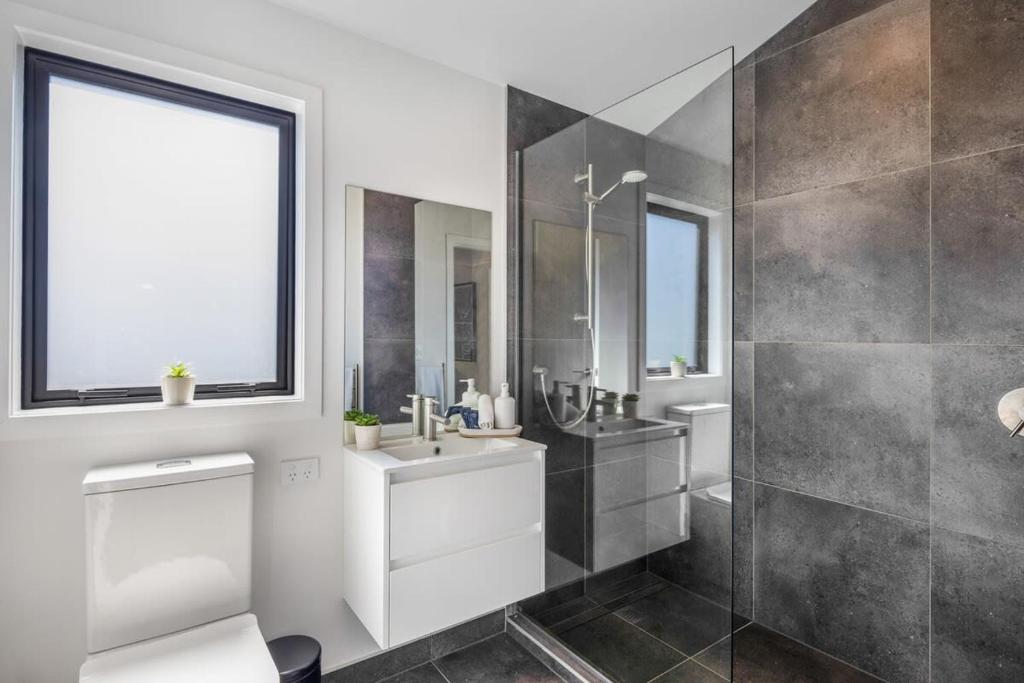 Dreamcatcher Cottage - 2BR Mystic Moonrise - Resim 8