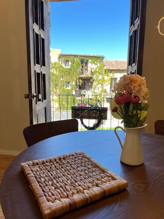 a table with a vase of flowers and a keyboard at Loft Santorino 2 Valquirico in Nativitas