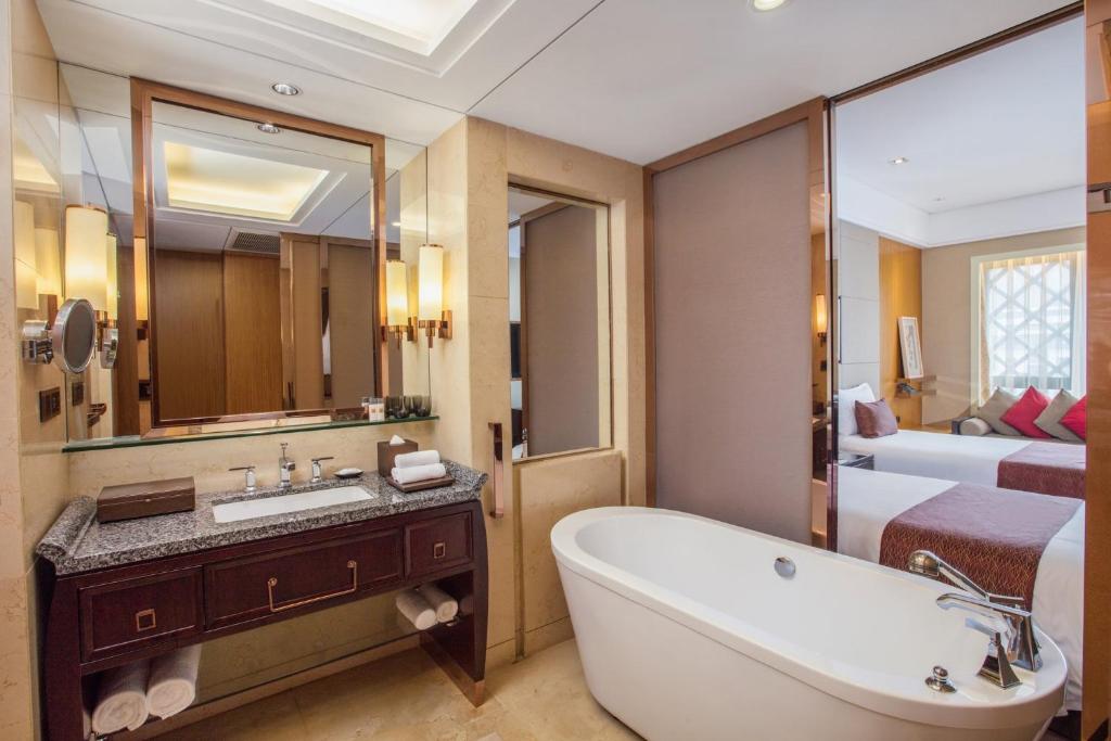 Postel nebo postele na pokoji v ubytování Crowne Plaza Huangshan Yucheng by IHG