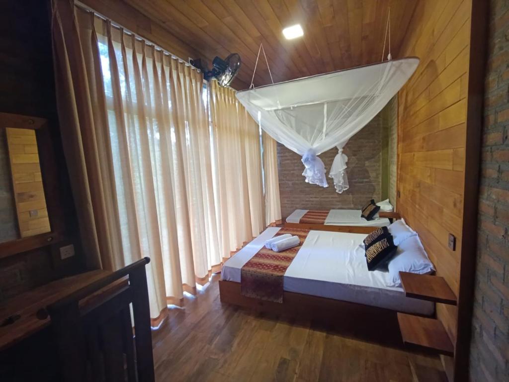 Postel nebo postele na pokoji v ubytování Kandy Bird Villas