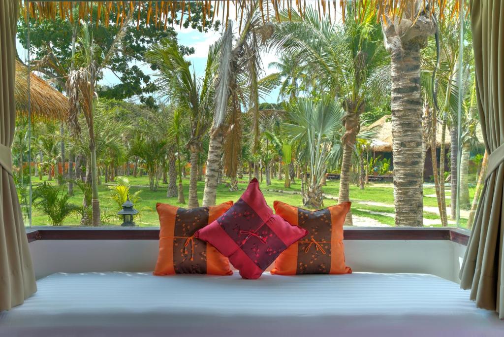 Ein Garten an der Unterkunft Mali Resort Sunrise Beach