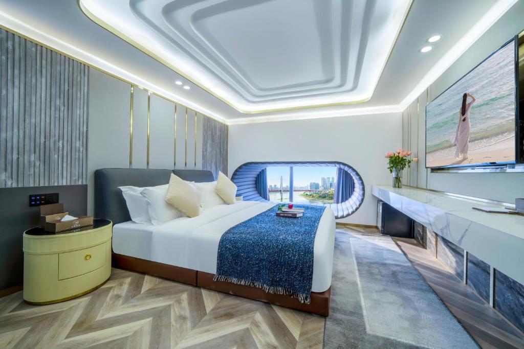 Postel nebo postele na pokoji v ubytování Yunmulijin Sky High Riverview Hotel Chongqing Jiefangbei Raffles Plaza