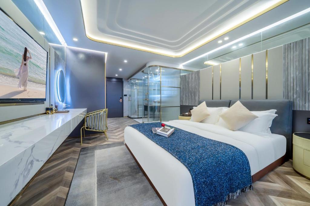 Postel nebo postele na pokoji v ubytování Yunmulijin Sky High Riverview Hotel Chongqing Jiefangbei Raffles Plaza