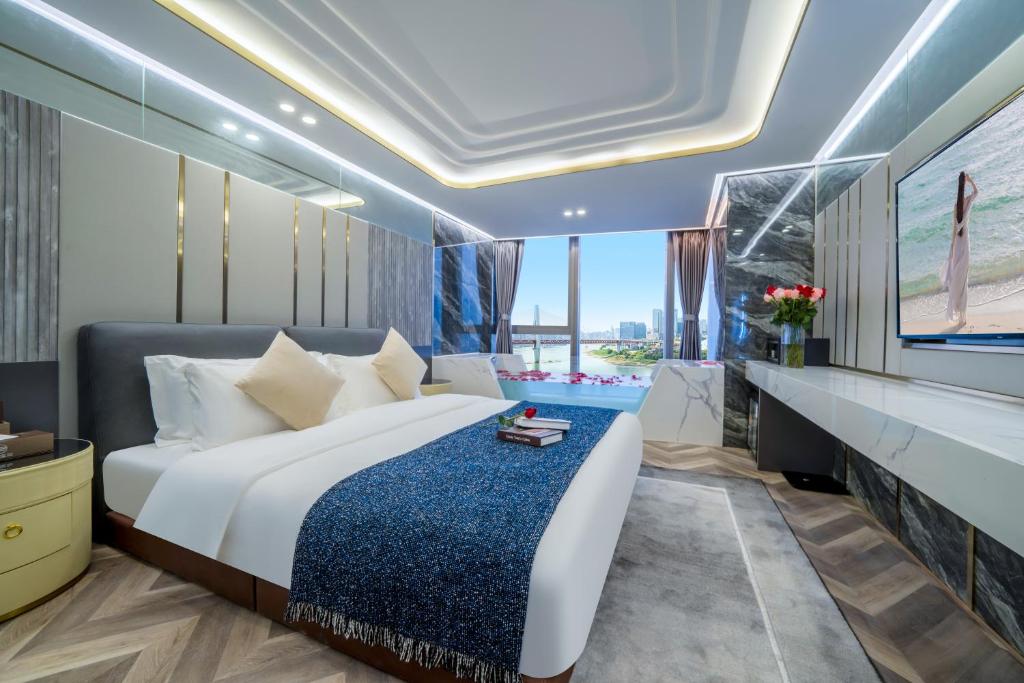 Postel nebo postele na pokoji v ubytování Yunmulijin Sky High Riverview Hotel Chongqing Jiefangbei Raffles Plaza