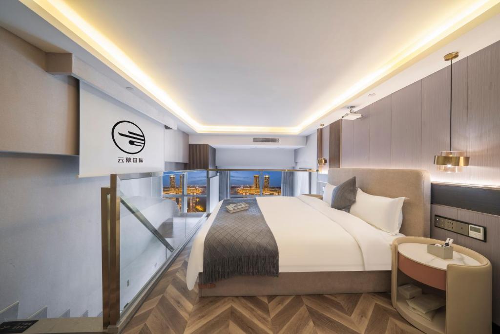 Postel nebo postele na pokoji v ubytování Yunmulijin Sky High Riverview Hotel Chongqing Jiefangbei Raffles Plaza