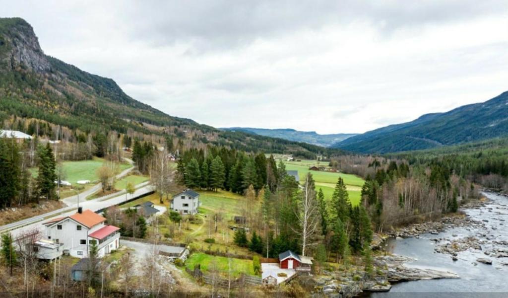 ein Dorf in den Bergen neben einem Fluss in der Unterkunft Holiday Home Villa Gol in Gol